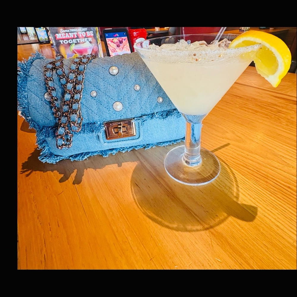 A T🩵O🩵U🩵C🩵H of pearl purse 👜